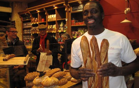 Rue des Abbesses (XVIIIe), jeudi soir. Djibril Bodian, 38 ans, boulanger au Grenier à pains, a gagné la meilleure baguette de Paris 2015 (LP/C.C.)